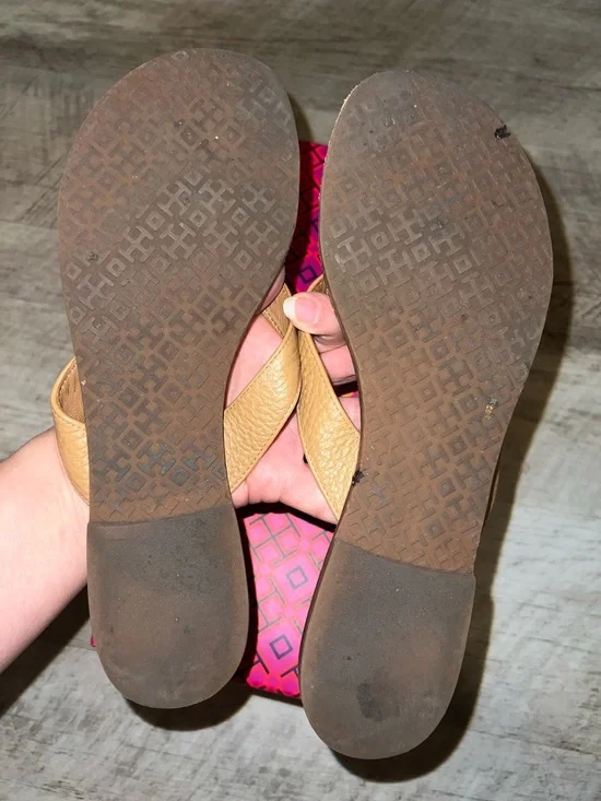 Tory Burch Tan Thora Thumbled Leather Thong Sandals with Metal Logo and Dustbag - Picture 9 of 10